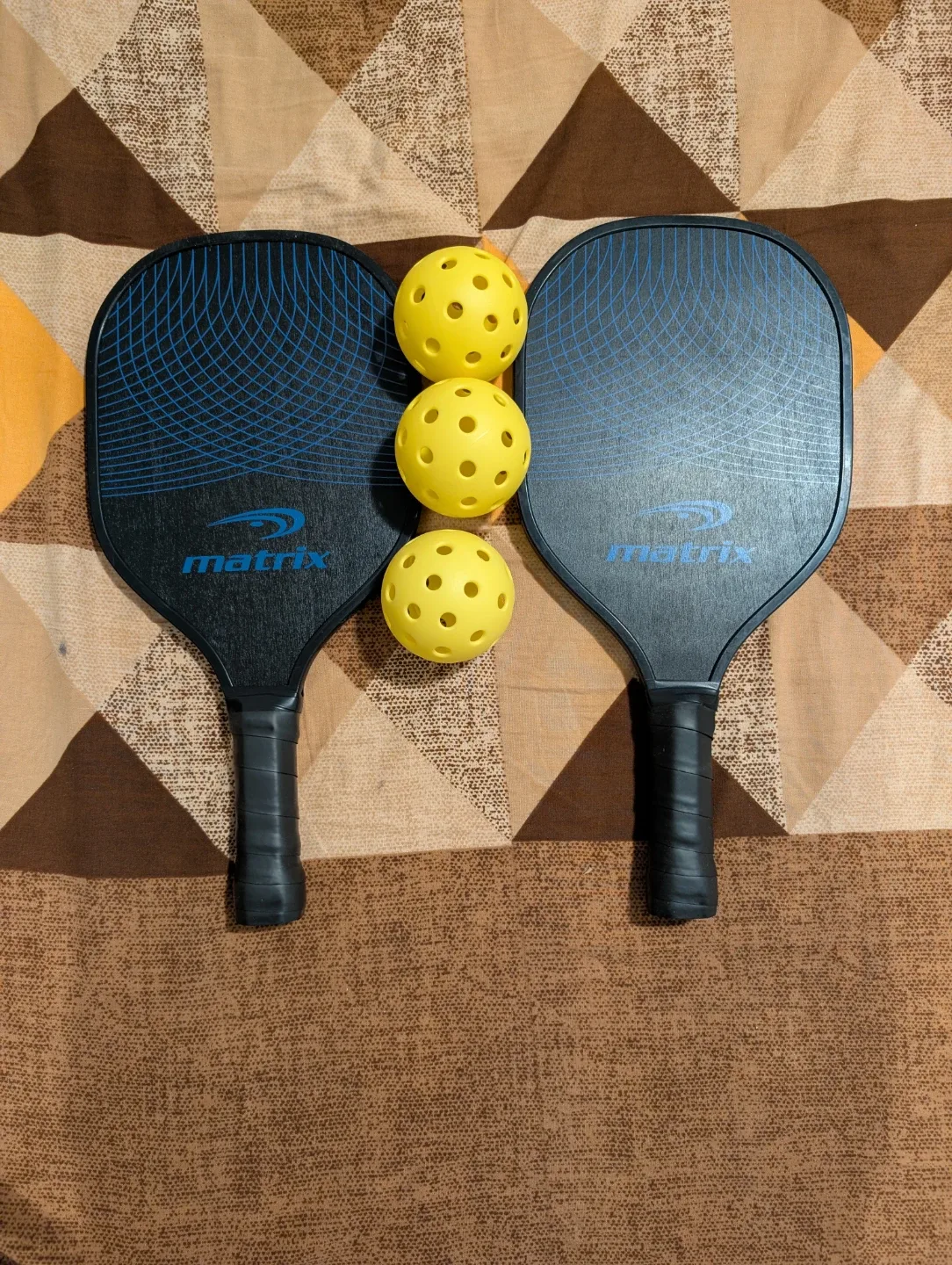 Matrix Pickleball Paddle with Balls (brand new)