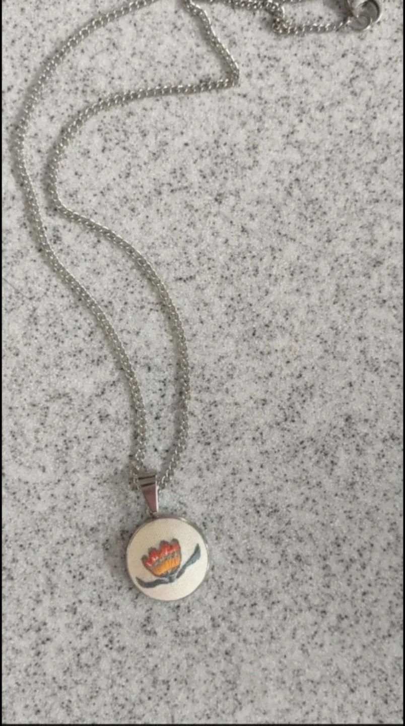 Etay.canada. Flower Pendant Necklace - #Cleanout image indicator(3)