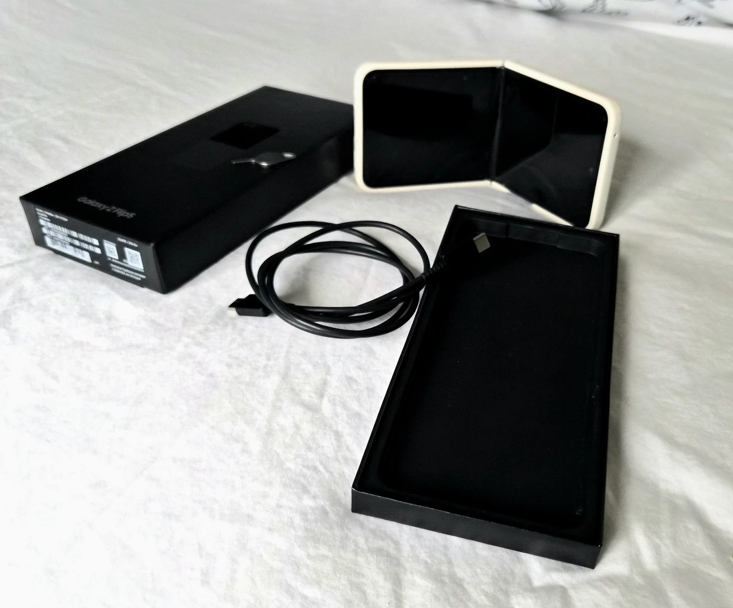 Samsung Galaxy Z Flip5- 256 G includes Box & Charger