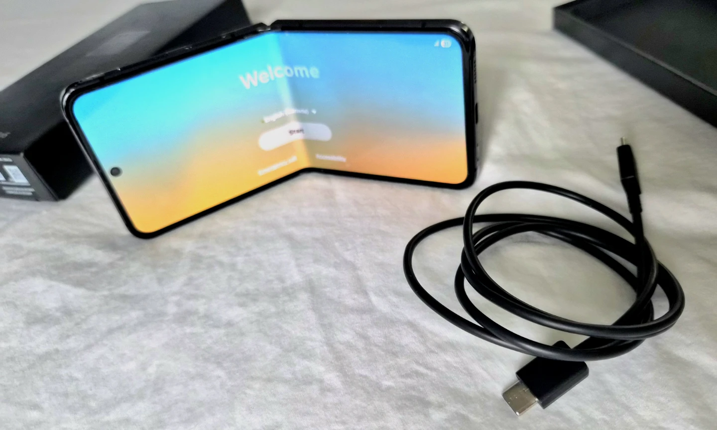Samsung Galaxy Z Flip5- 256 G includes Box & Charger - photo 2