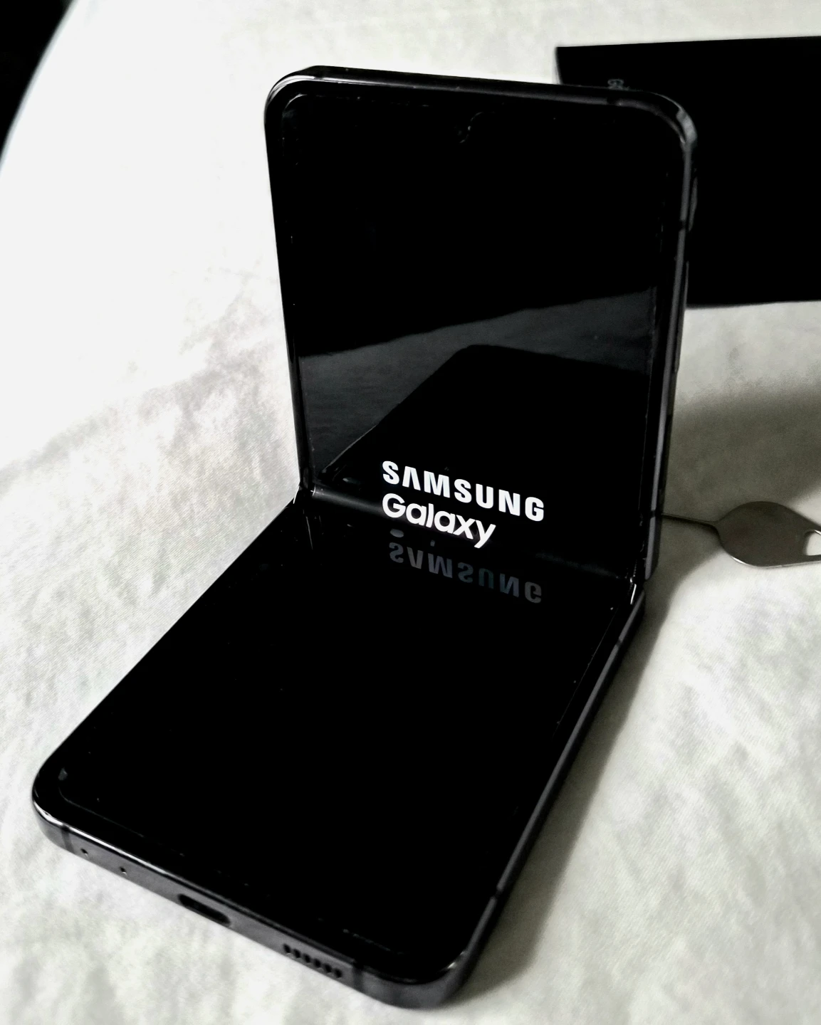 Samsung Galaxy Z Flip5- 256 G includes Box & Charger - photo 5
