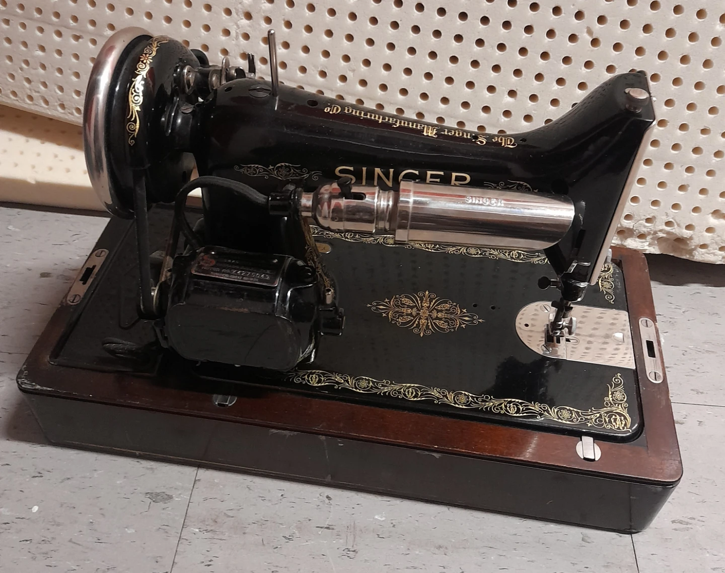 Vintage Singer Sewing Machine - photo 2