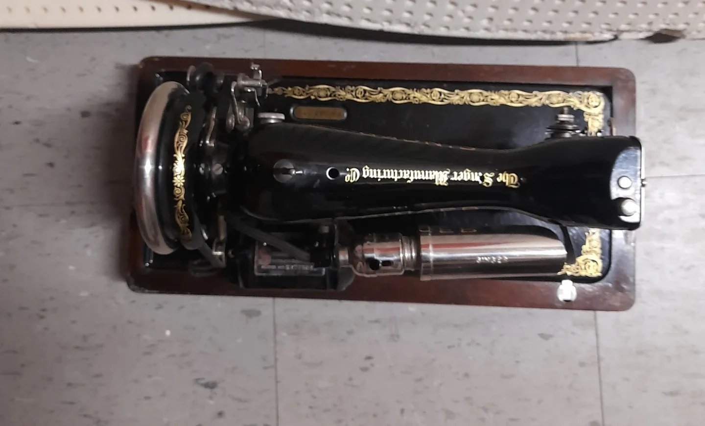 Vintage Singer Sewing Machine image indicator(3)