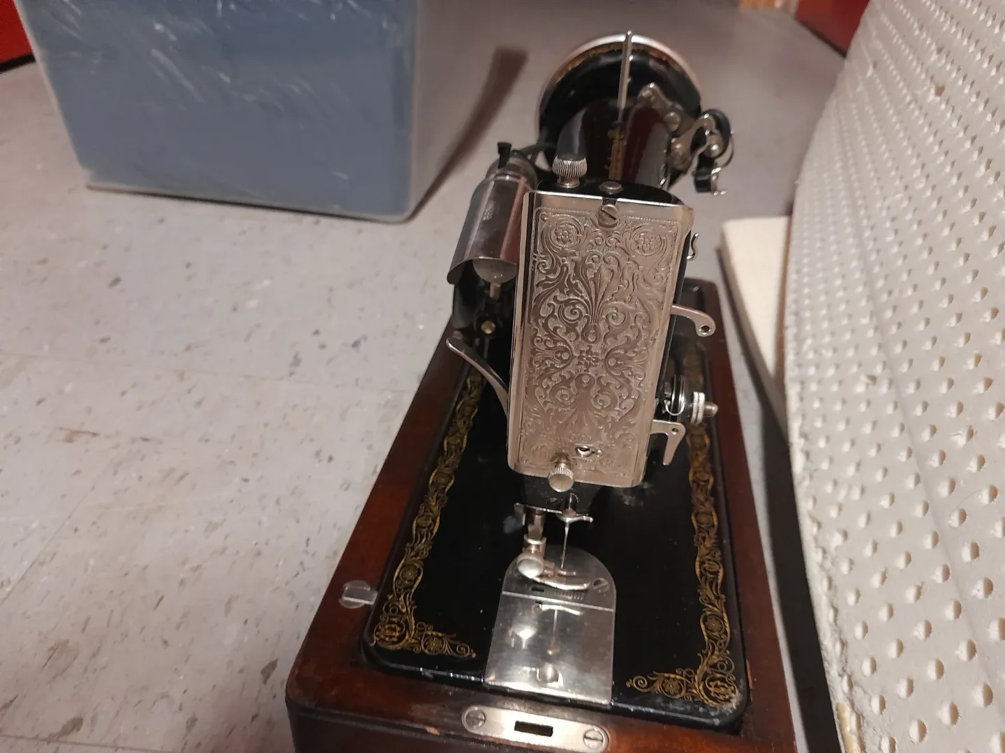 Vintage Singer Sewing Machine image indicator(6)