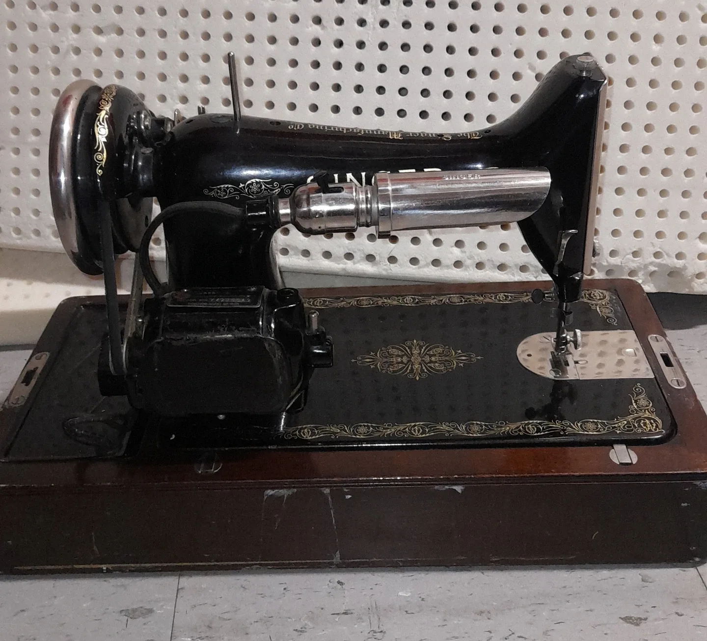 Vintage Singer Sewing Machine image indicator(7)