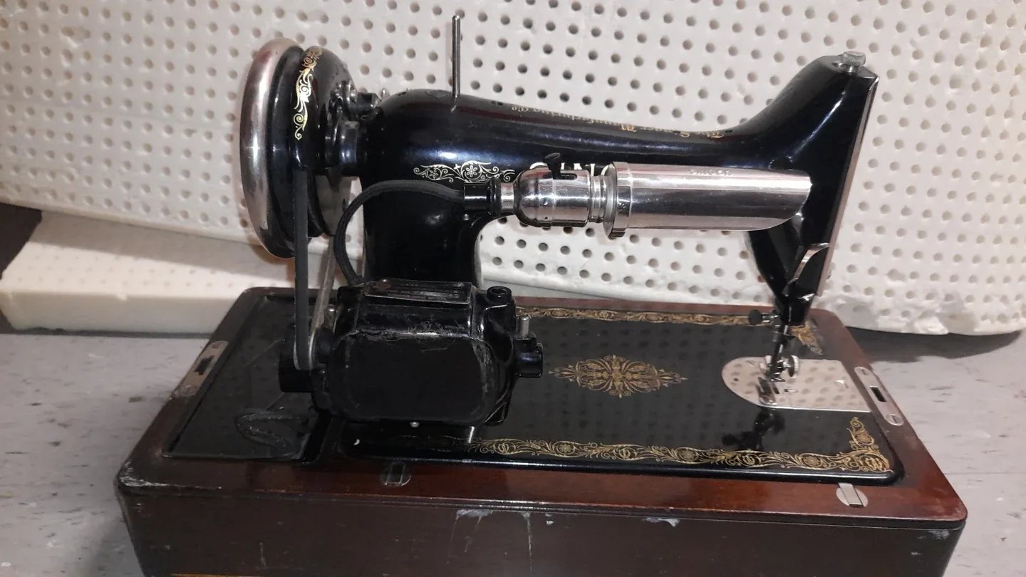 Vintage Singer Sewing Machine image indicator(8)