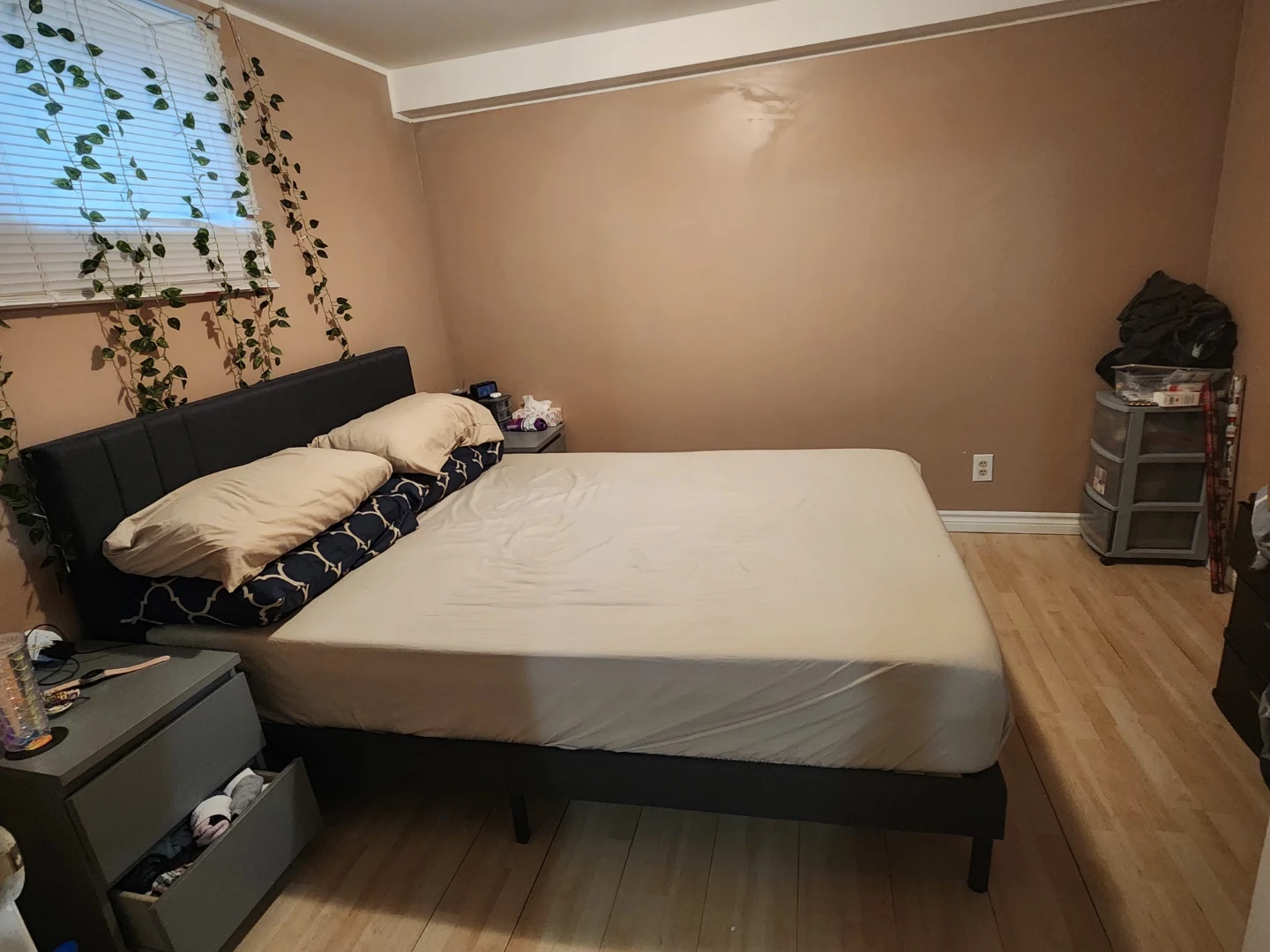 Bed frame and bedding set - photo 2