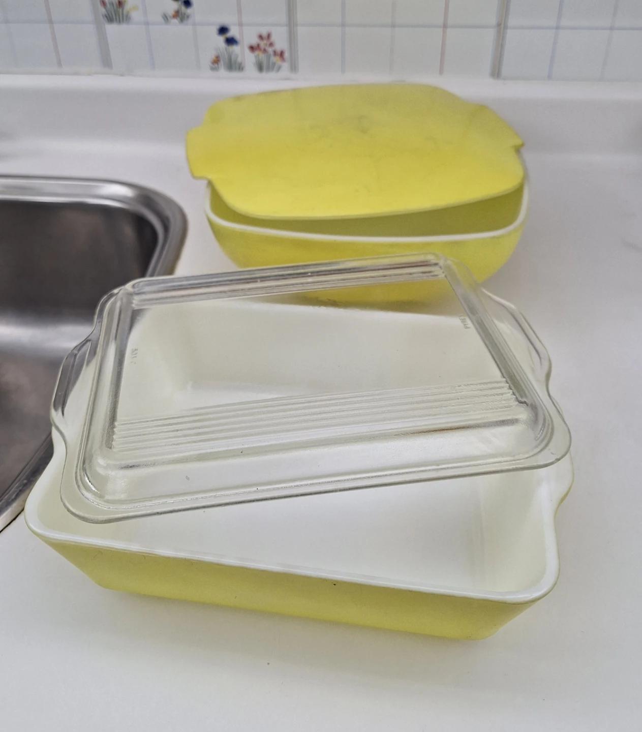 Two Pyrex Yellow Casserole dishes with Lids - photo 2