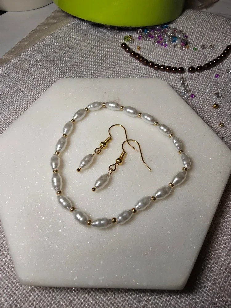 Pearl Bracelet and Earring Set image indicator(3)