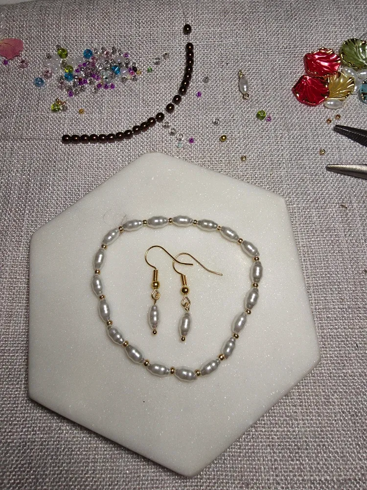 Pearl Bracelet and Earring Set image indicator(4)