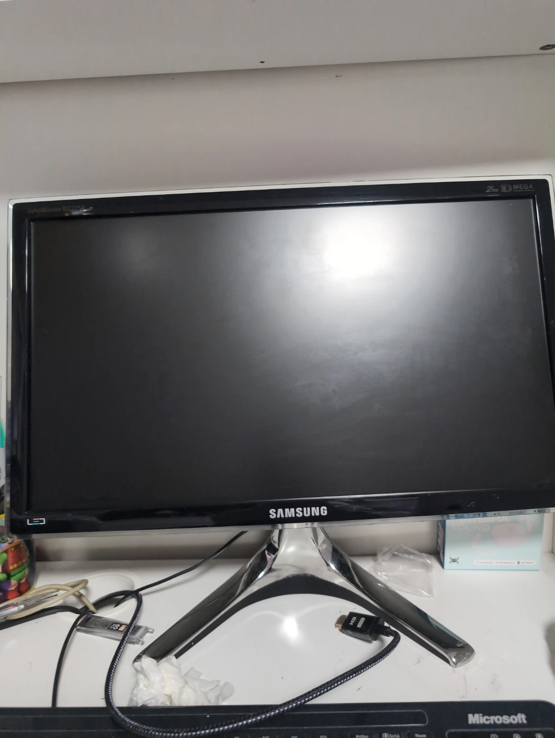 Samsung 21.5-inch LCD Monitor. Price is negotiable.