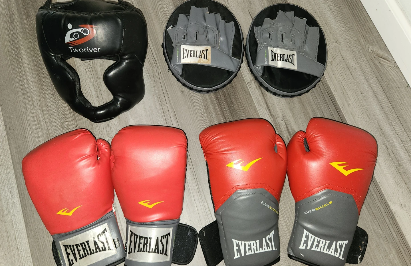 Everlast Boxing Set: Gloves, Headgear & Punch Pads
