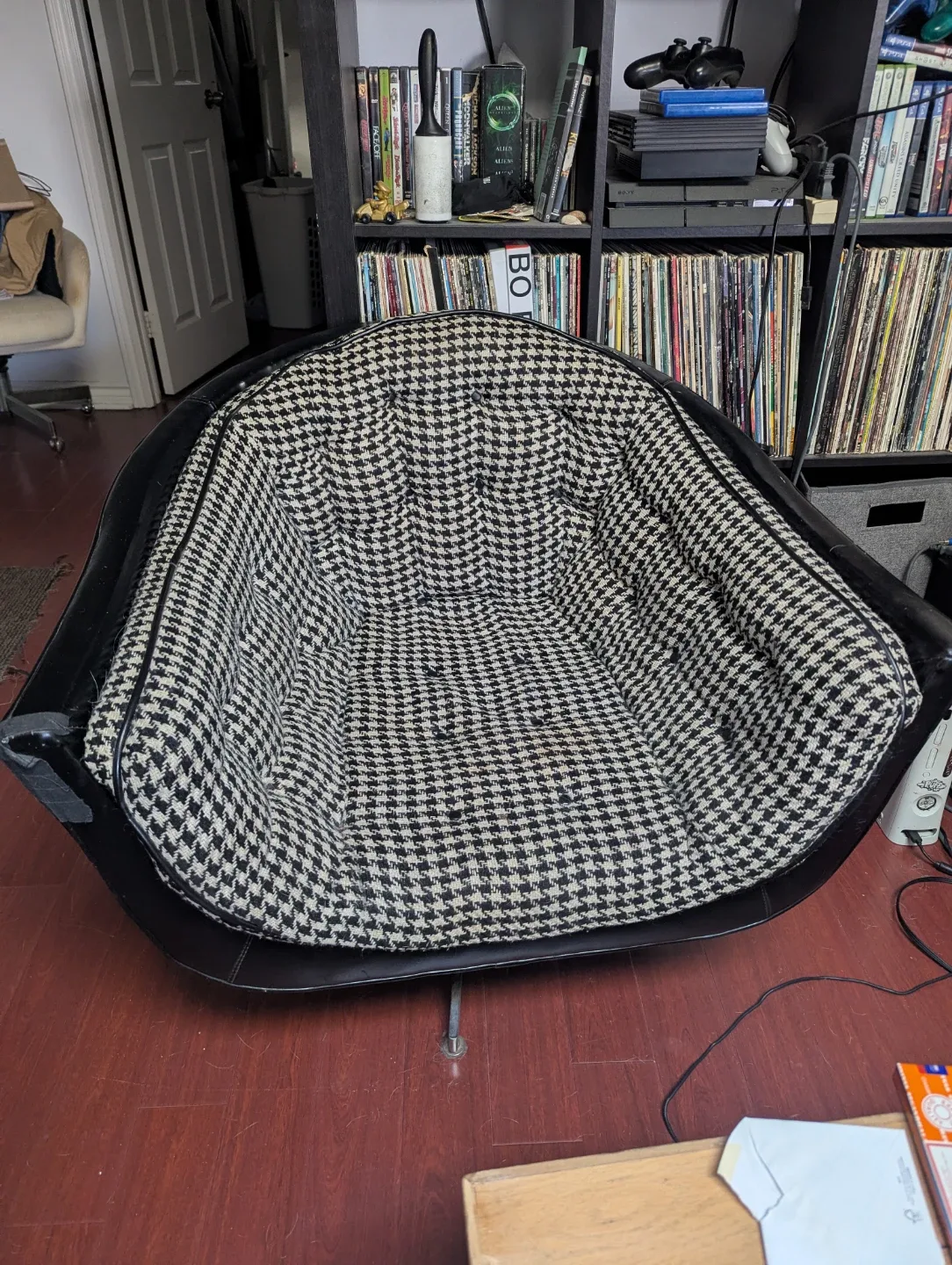 Houndstooth Pattern Swivel Chair