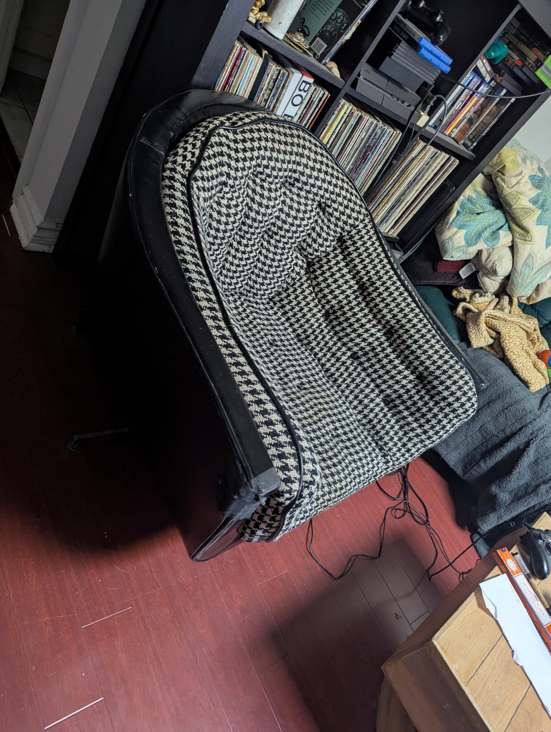 Houndstooth Pattern Swivel Chair - photo 2