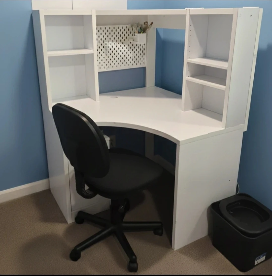 White Corner Desk with Hutch