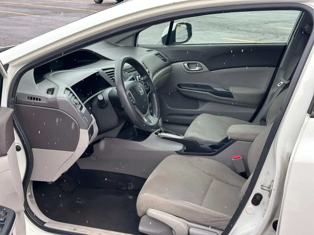 White Honda Civic Sedan image indicator(9)