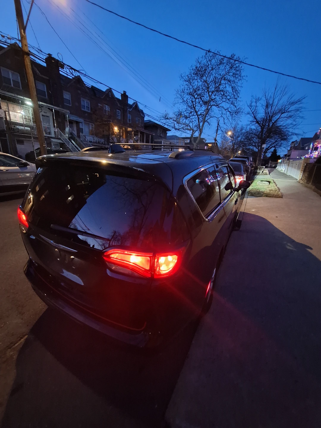 Black Chrysler Voyager Minivan - photo 4