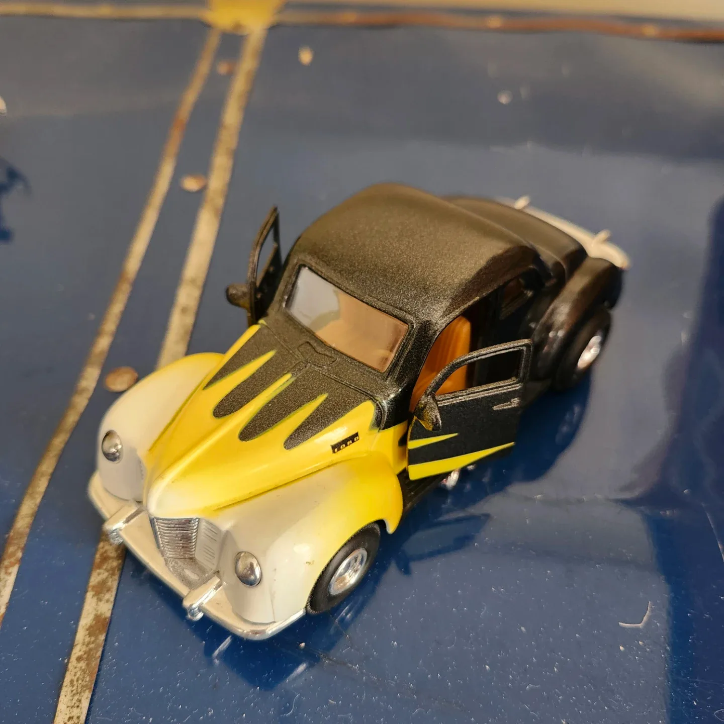 Vintage Diecast Model Cars - Set of 2 image indicator(3)