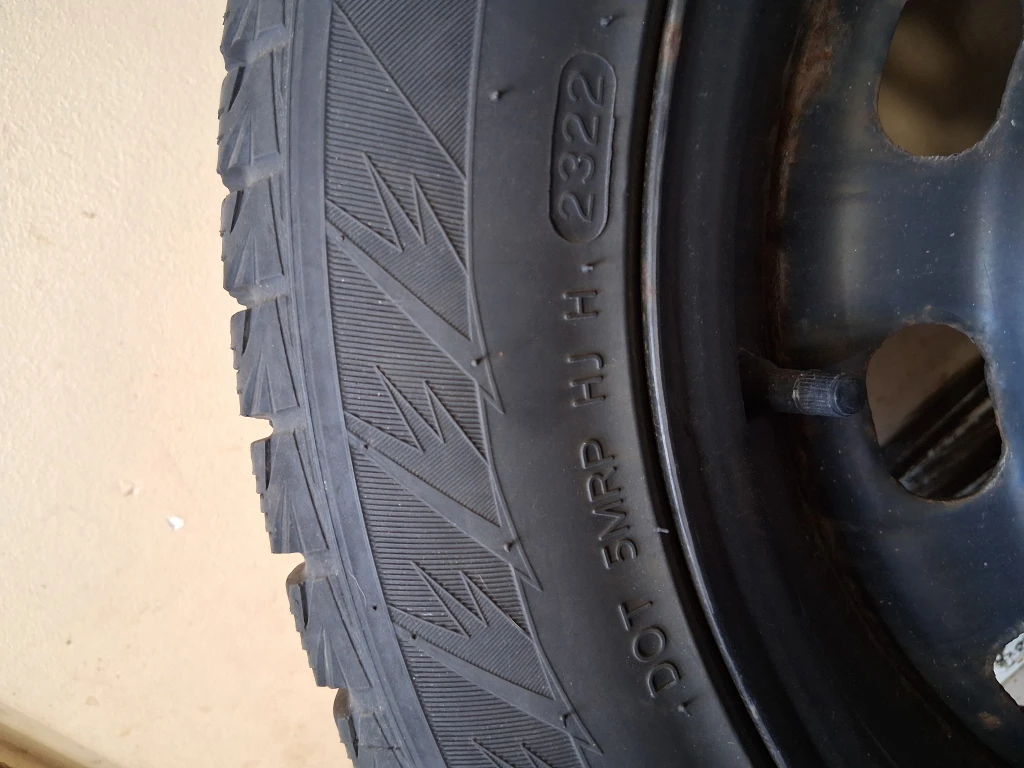 Hankook Winter i*cept IZ2 Studless Tire