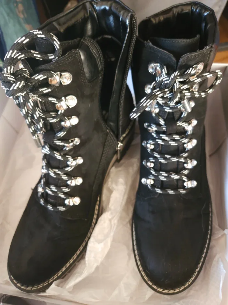 JLO Jennifer Lopez Black Boots - Size 8.5 image indicator(2)