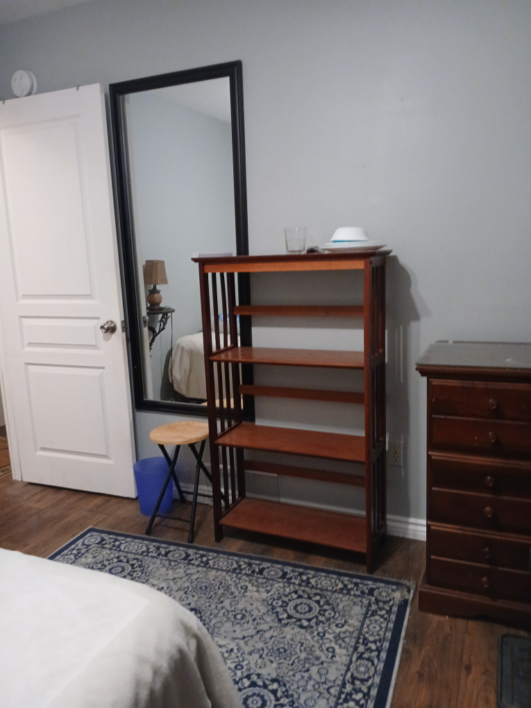Furnished room on upper floor. near Bramalea City Centre. - photo 2
