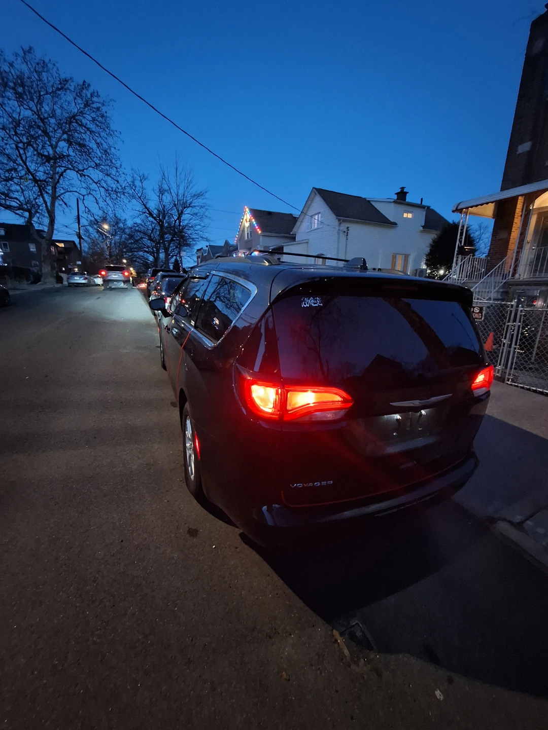 Black Chrysler Voyager Minivan - photo 5