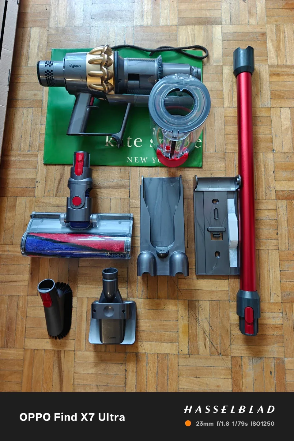 Dyson V11 limited edition color BRAND NEW , NEVER BEEN USED image indicator(8)