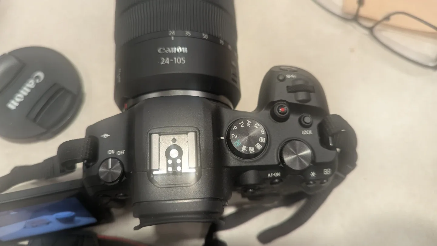 Canon EOS R6 Camera no lens. image indicator(3)