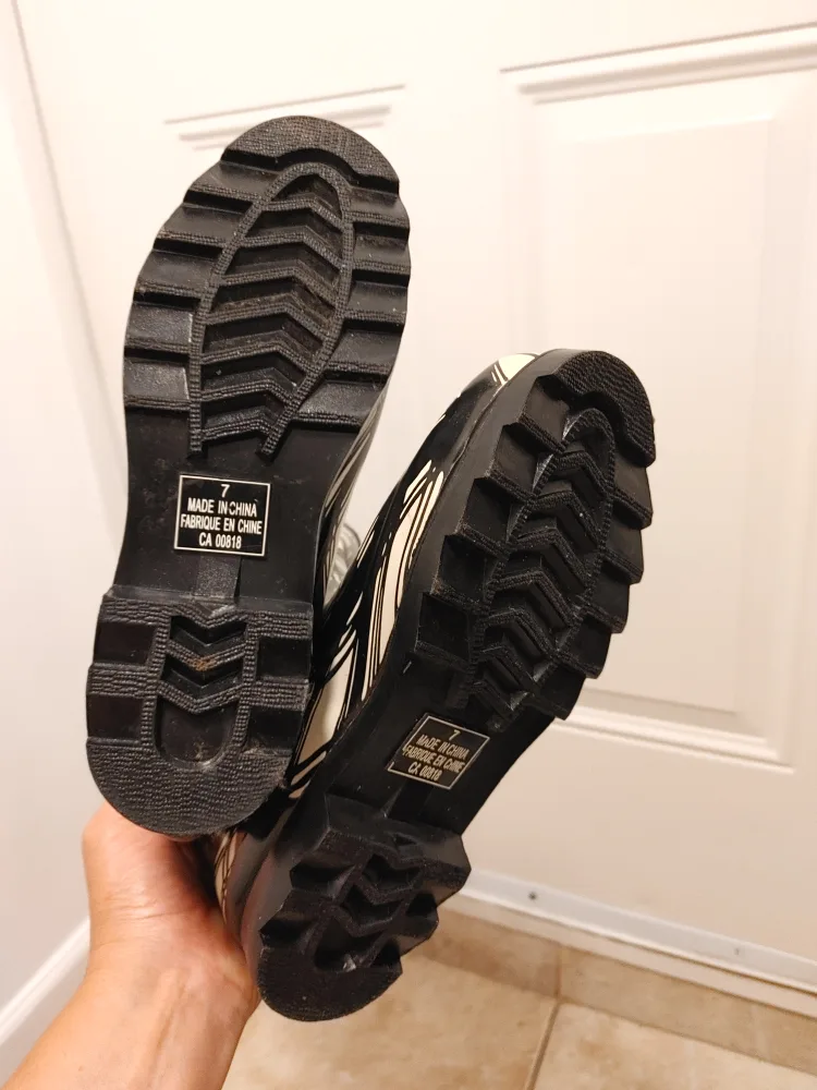 Women's Black & White Plaid Rain Boots size 7 image indicator(8)