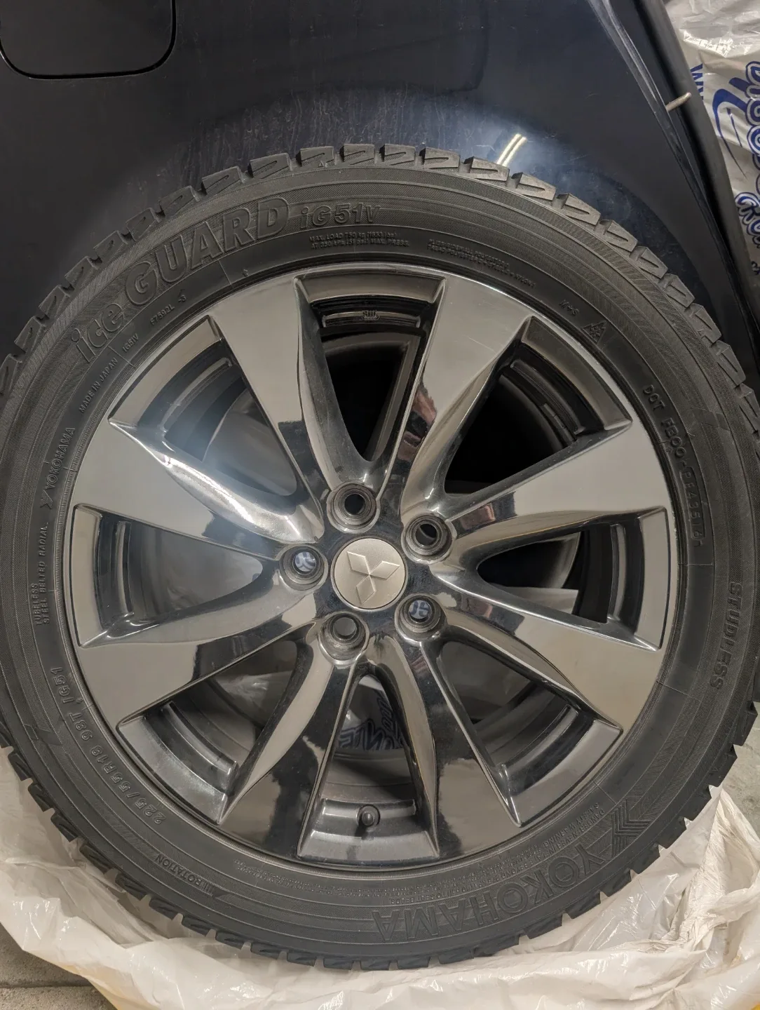 Set of 4 Yokohama Ice Guard iG51V Tire 225/55R18 on alloy rims