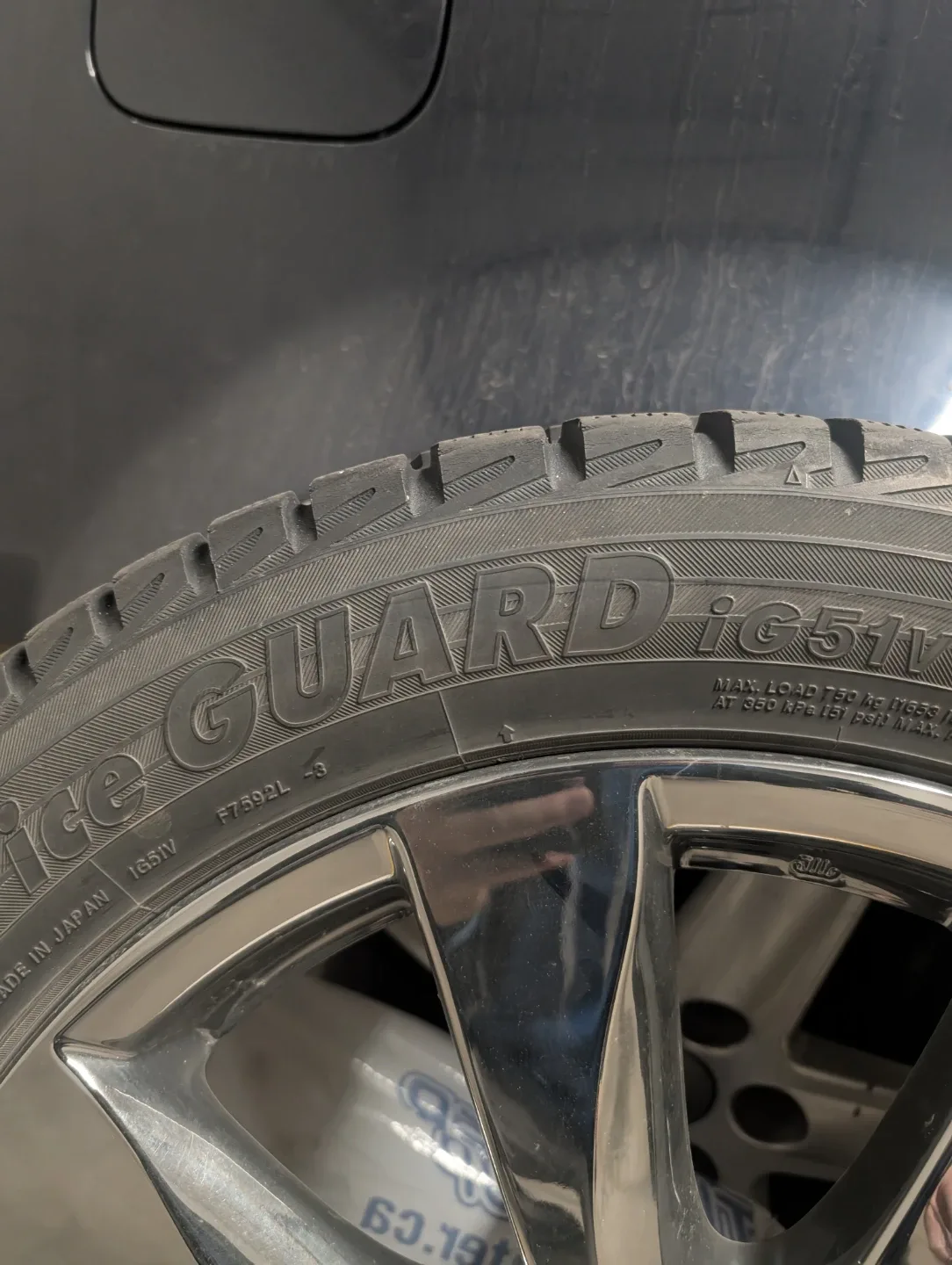 Set of 4 Yokohama Ice Guard iG51V Tire 225/55R18 on alloy rims image indicator(2)