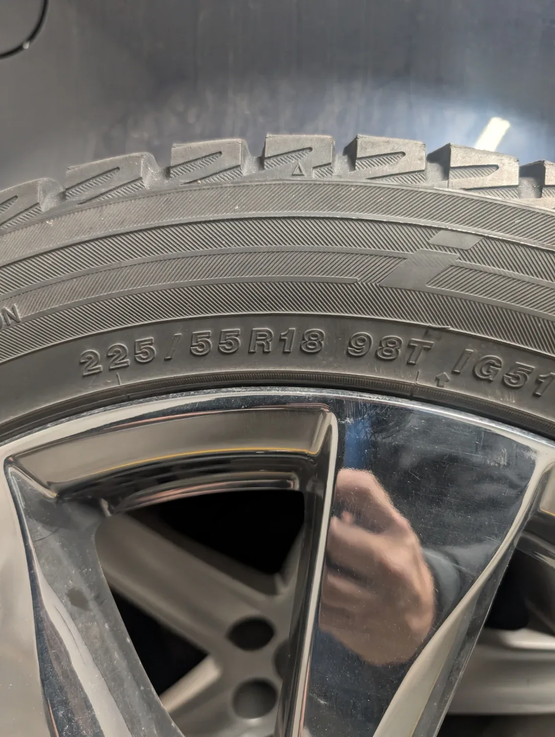 Set of 4 Yokohama Ice Guard iG51V Tire 225/55R18 on alloy rims image indicator(3)