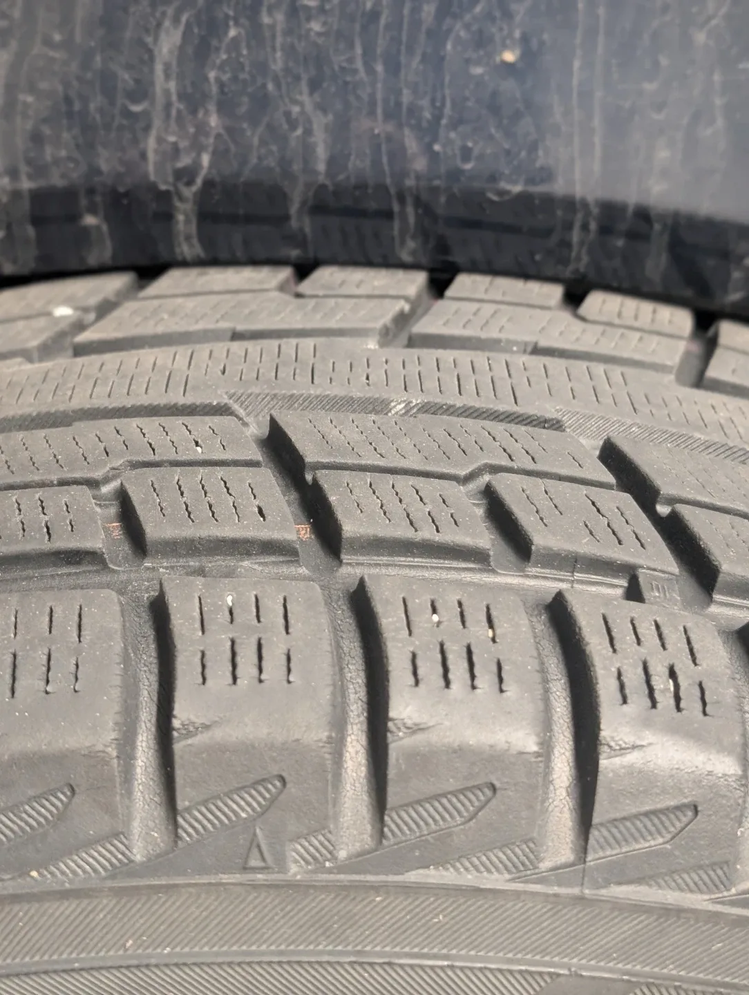 Set of 4 Yokohama Ice Guard iG51V Tire 225/55R18 on alloy rims image indicator(4)