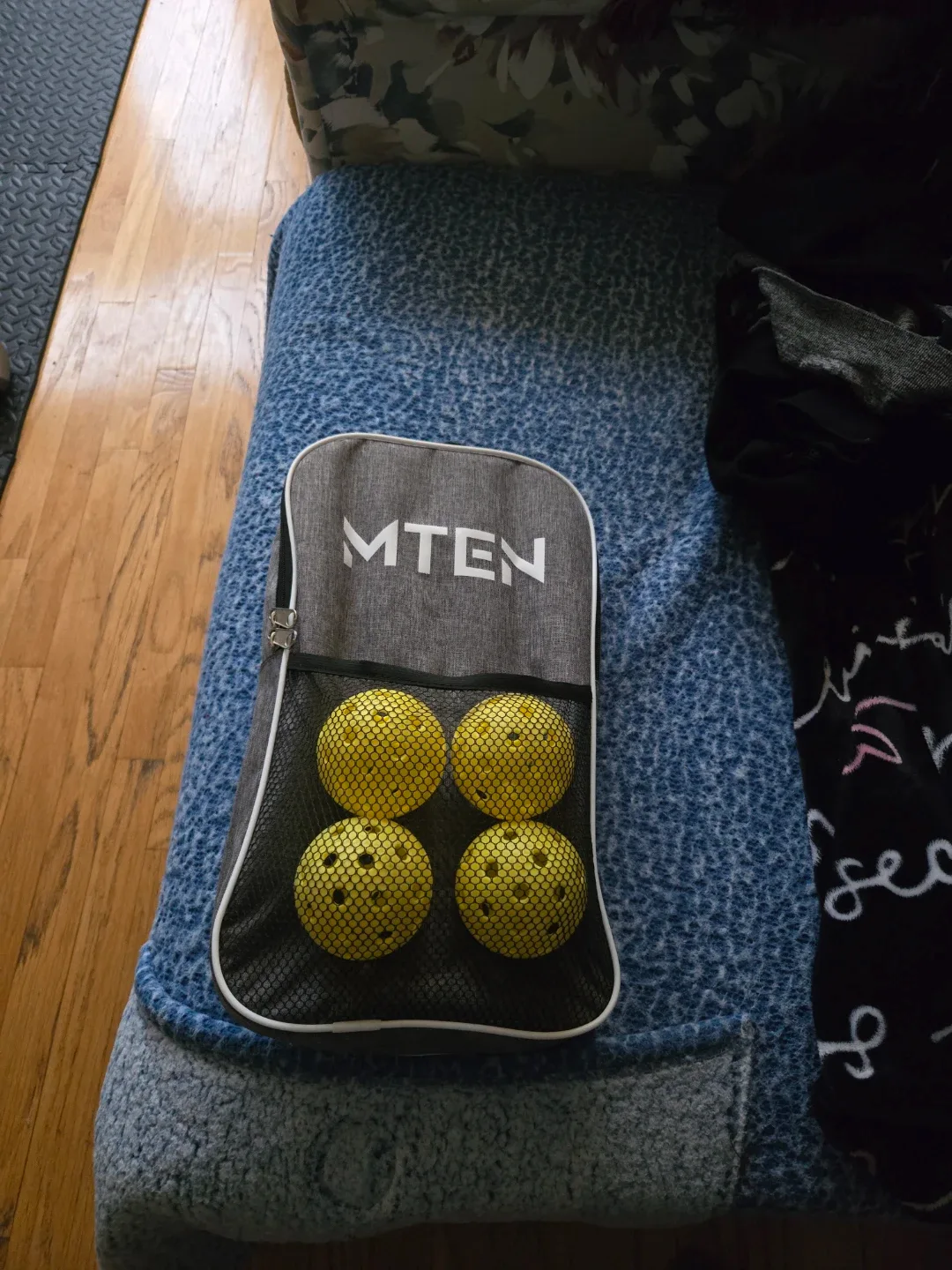 MTEN Pickleball Paddle and Balls image indicator(2)