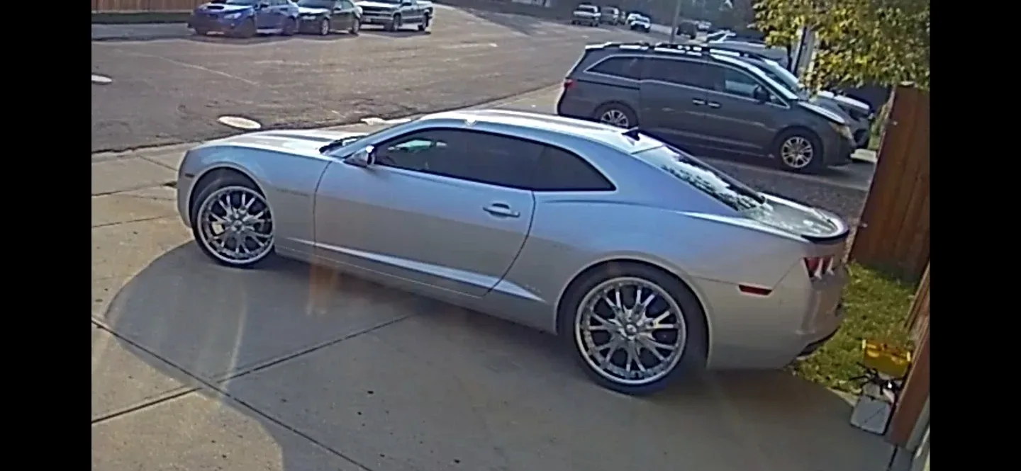 Silver Chevrolet Camaro image indicator(2)