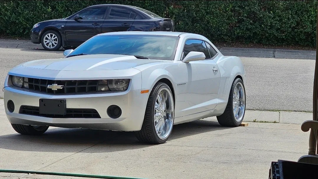 Silver Chevrolet Camaro image indicator(6)