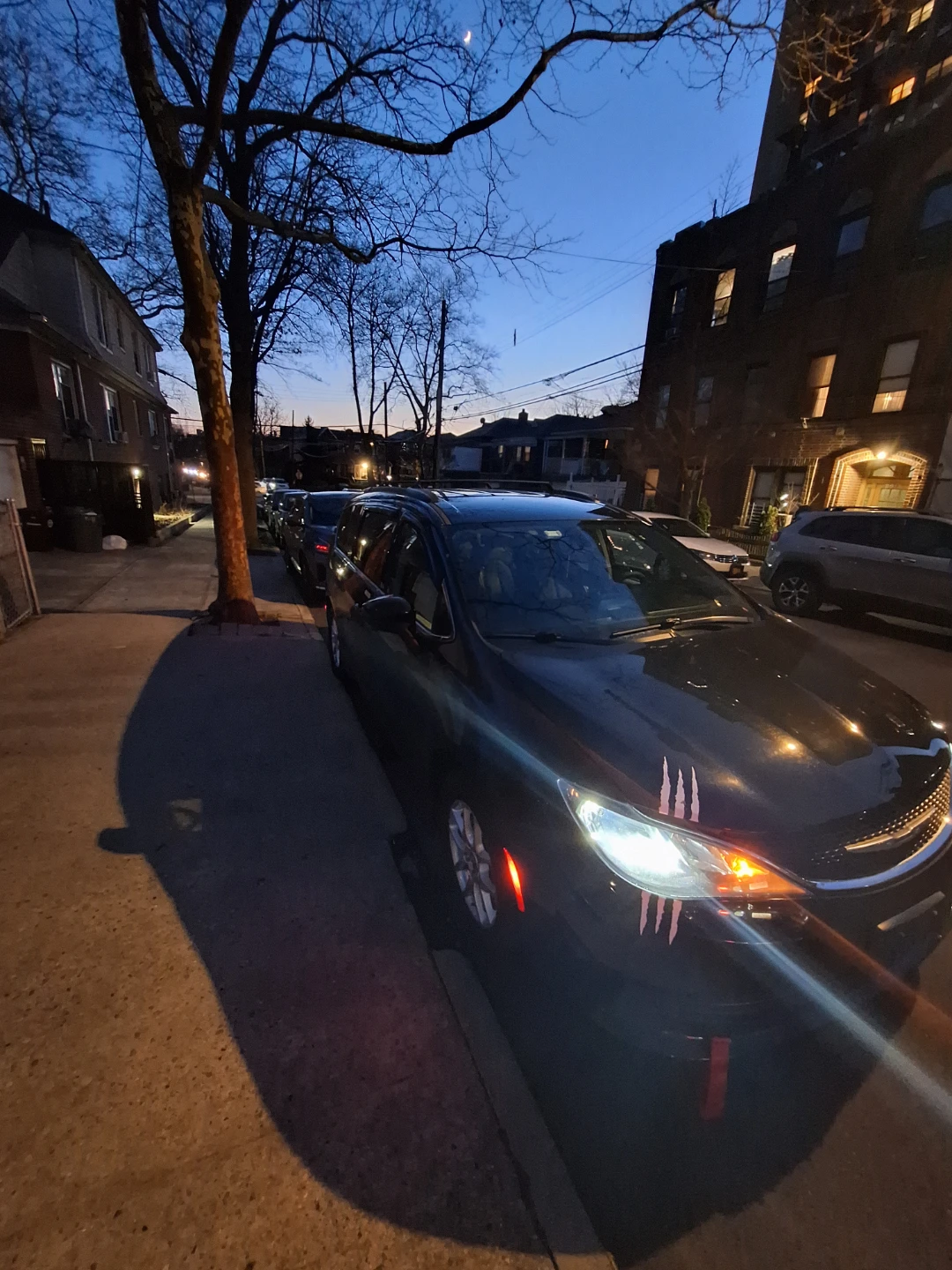 Black Chrysler Voyager Minivan - photo 3