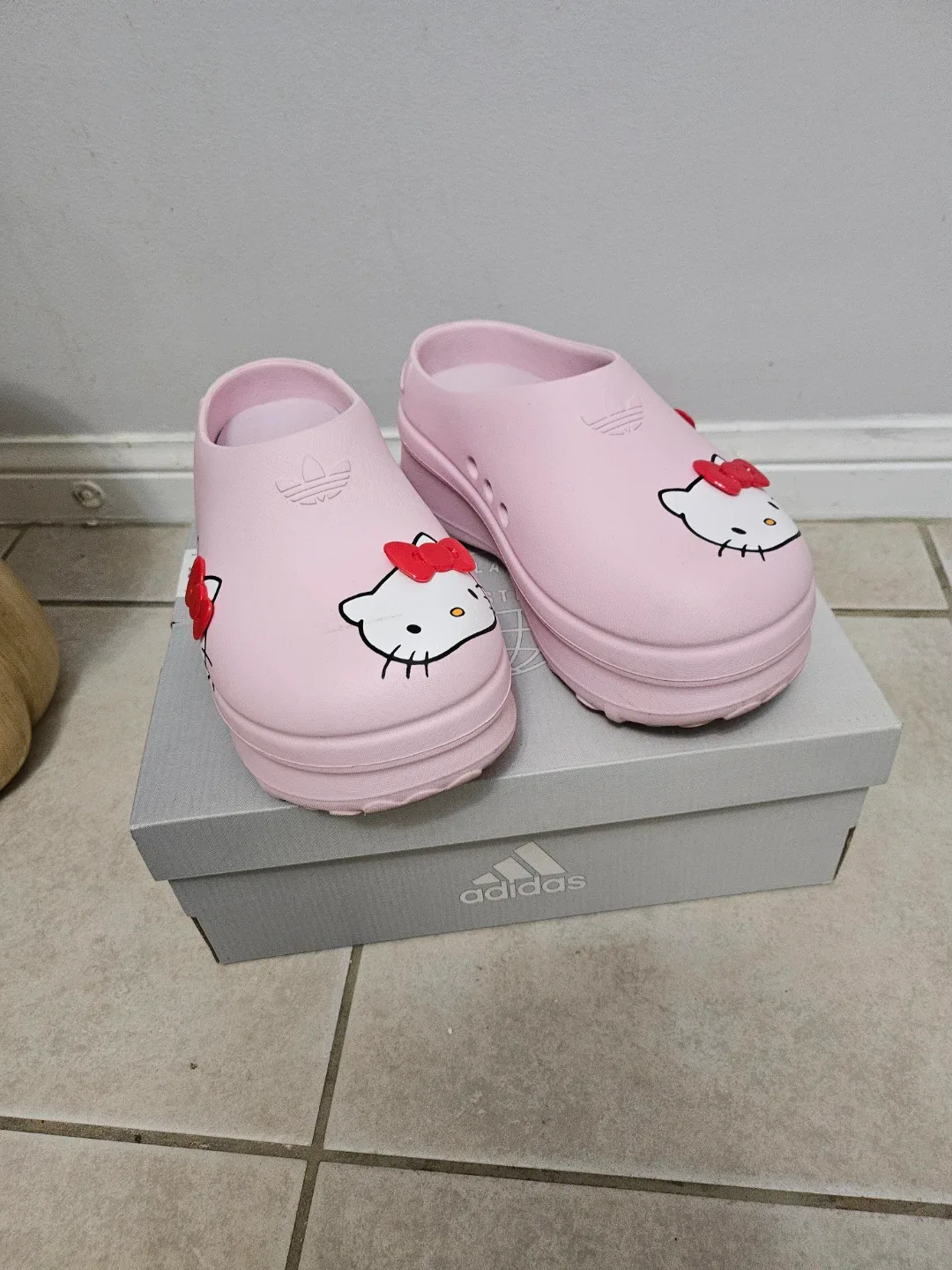Adidas Hello Kitty Adilette Clogs - Size 6 image indicator(4)