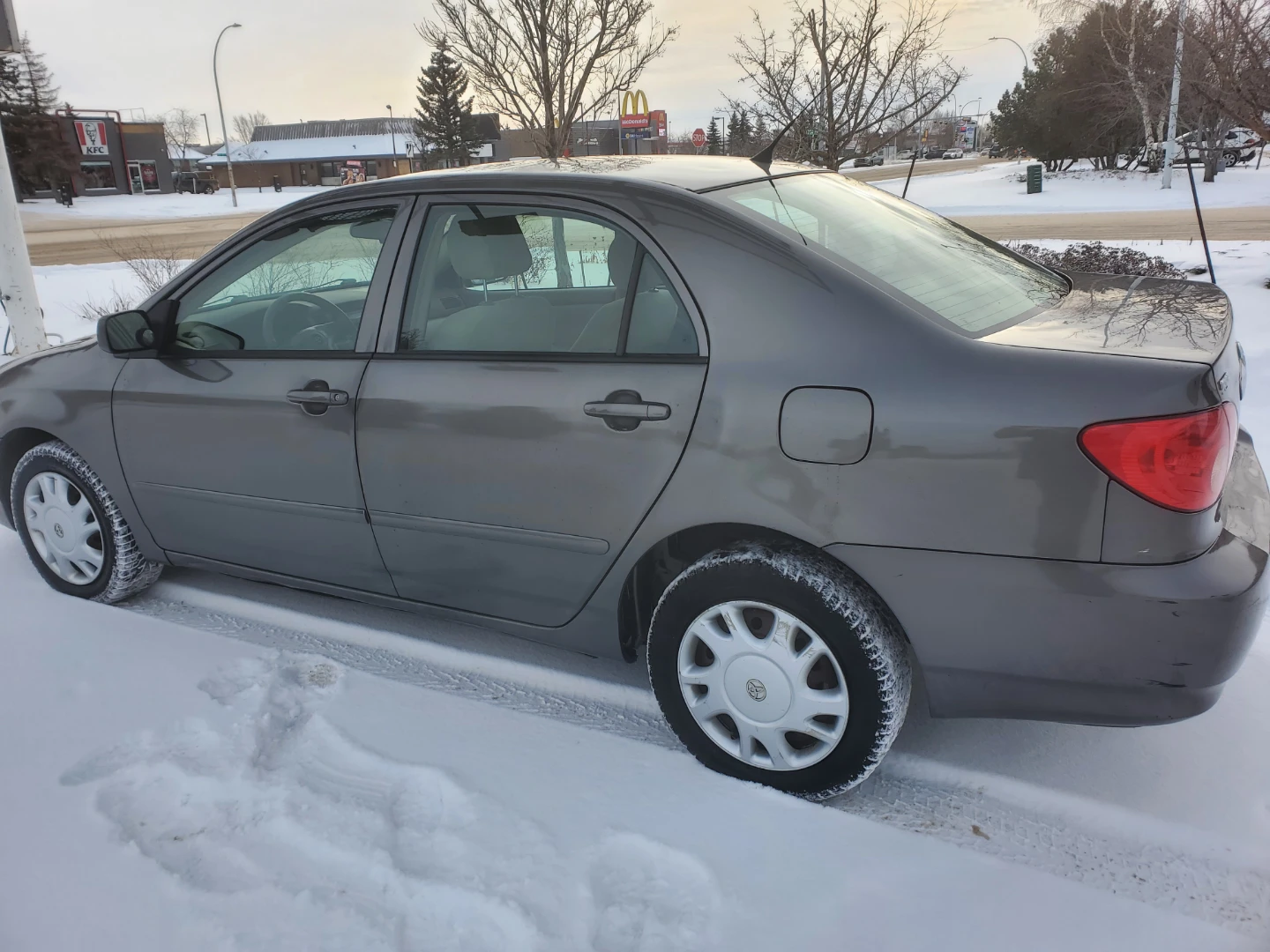 Toyota Corolla LE Sedan - Great Condition! - photo 4