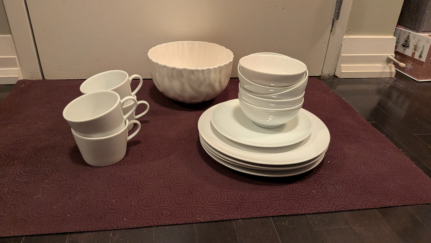 White Dinnerware Set (17 pieces) - photo 4