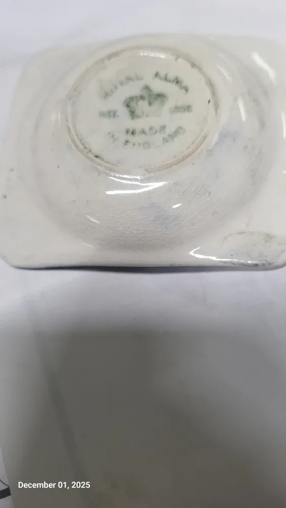 Royal Alma England Cigarette Box & Ashtray image indicator(2)