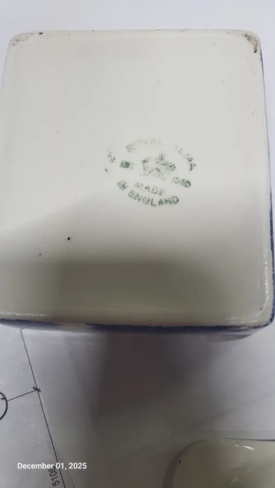 Royal Alma England Cigarette Box & Ashtray image indicator(3)