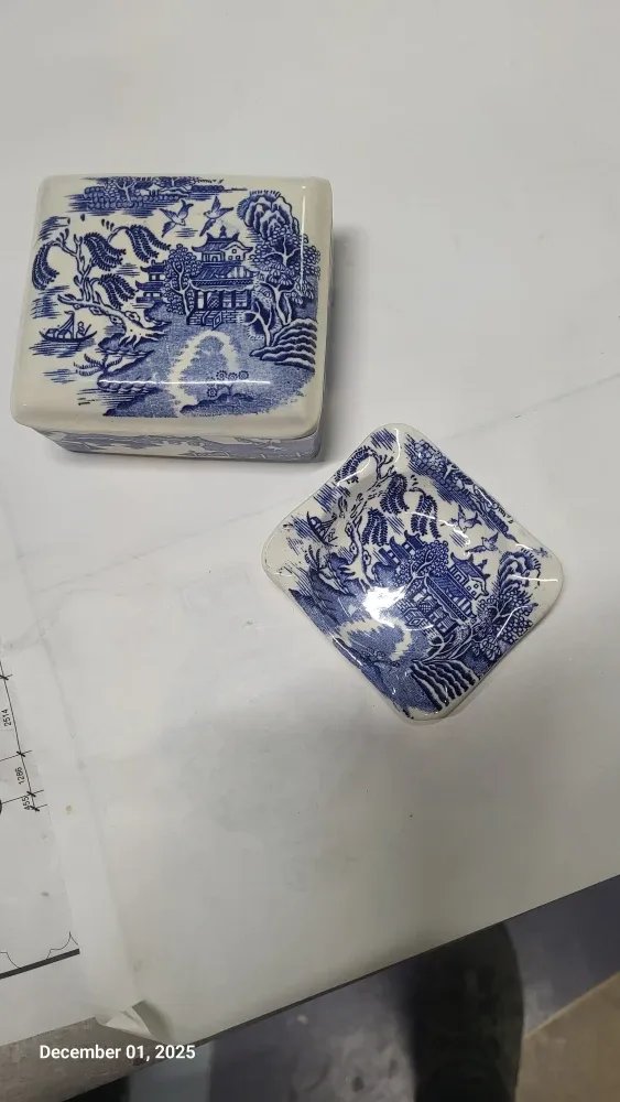 Royal Alma England Cigarette Box & Ashtray image indicator(4)