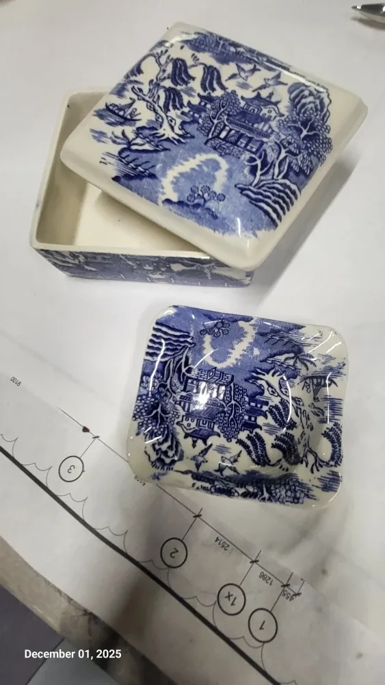 Royal Alma England Cigarette Box & Ashtray image indicator(5)