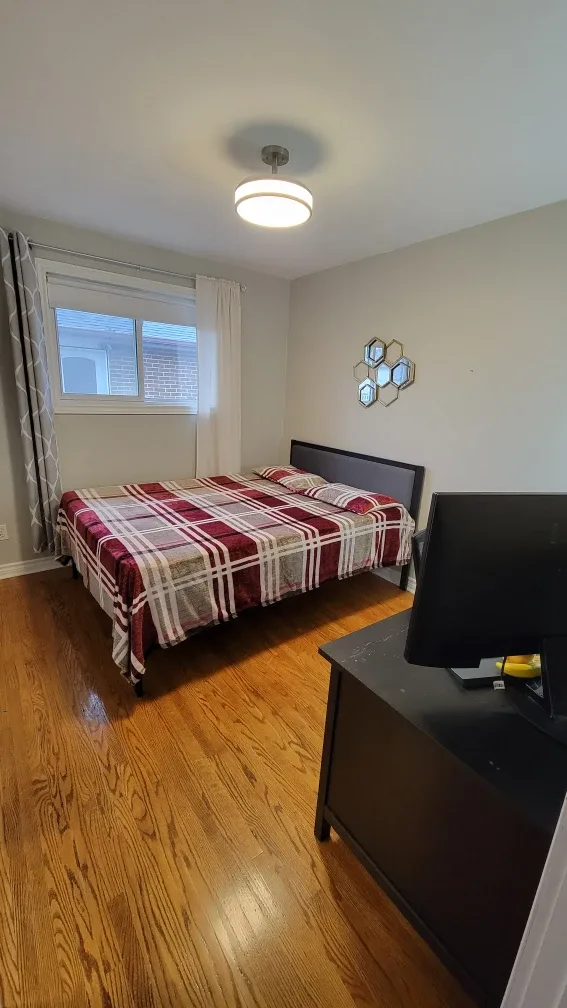Oshawa: Private Room Available for Rent on Main Floor