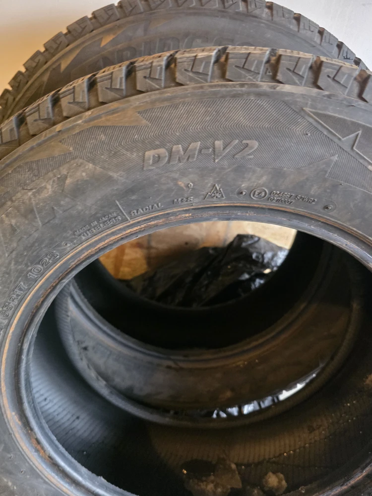 2X225/65R17 Bridgestone Blizzak winter tires DM-V2  only 2 - photo 2