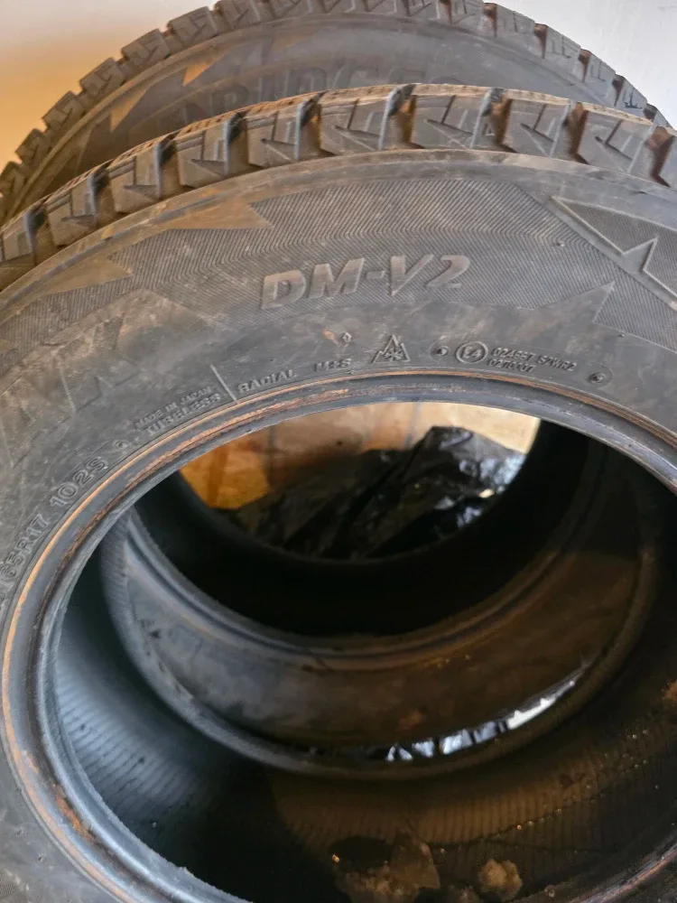 2X225/65R17 Bridgestone Blizzak winter tires DM-V2  only 2 image indicator(2)