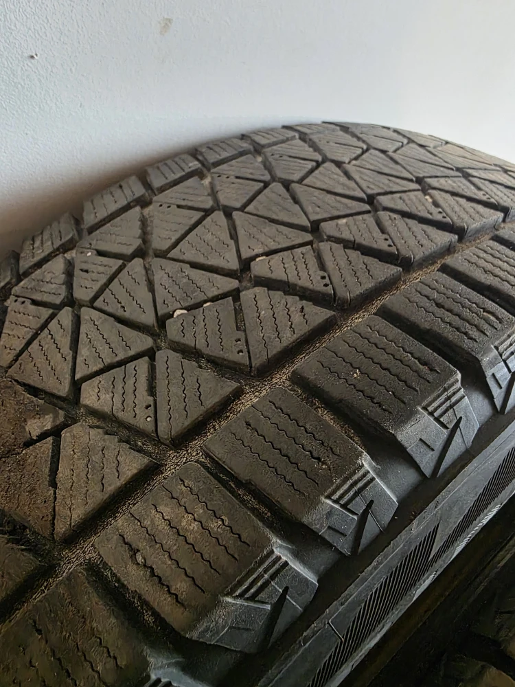 2X225/65R17 Bridgestone Blizzak winter tires DM-V2  only 2 - photo 5