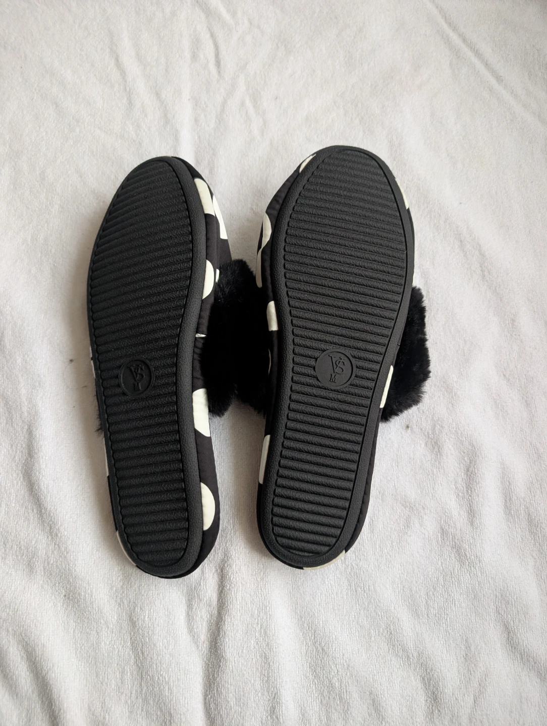 BNWT Womens Victoria's Secret slippers - photo 2