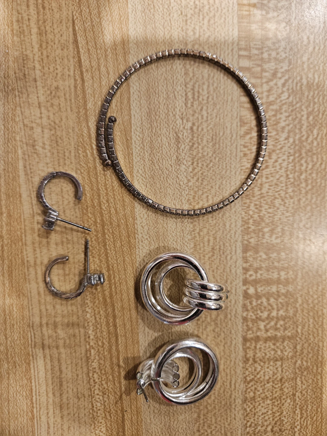 Jewelry Set: Bracelet and earings.
